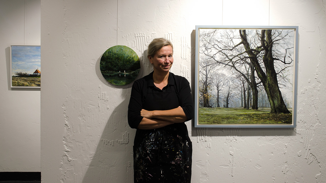 Ute Martens Künstlerin in ihrer Ausstellung