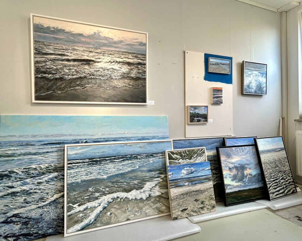 Atelier Im Norden - Ute Martens Arbeitsplatz und Bilder im Juli 2025